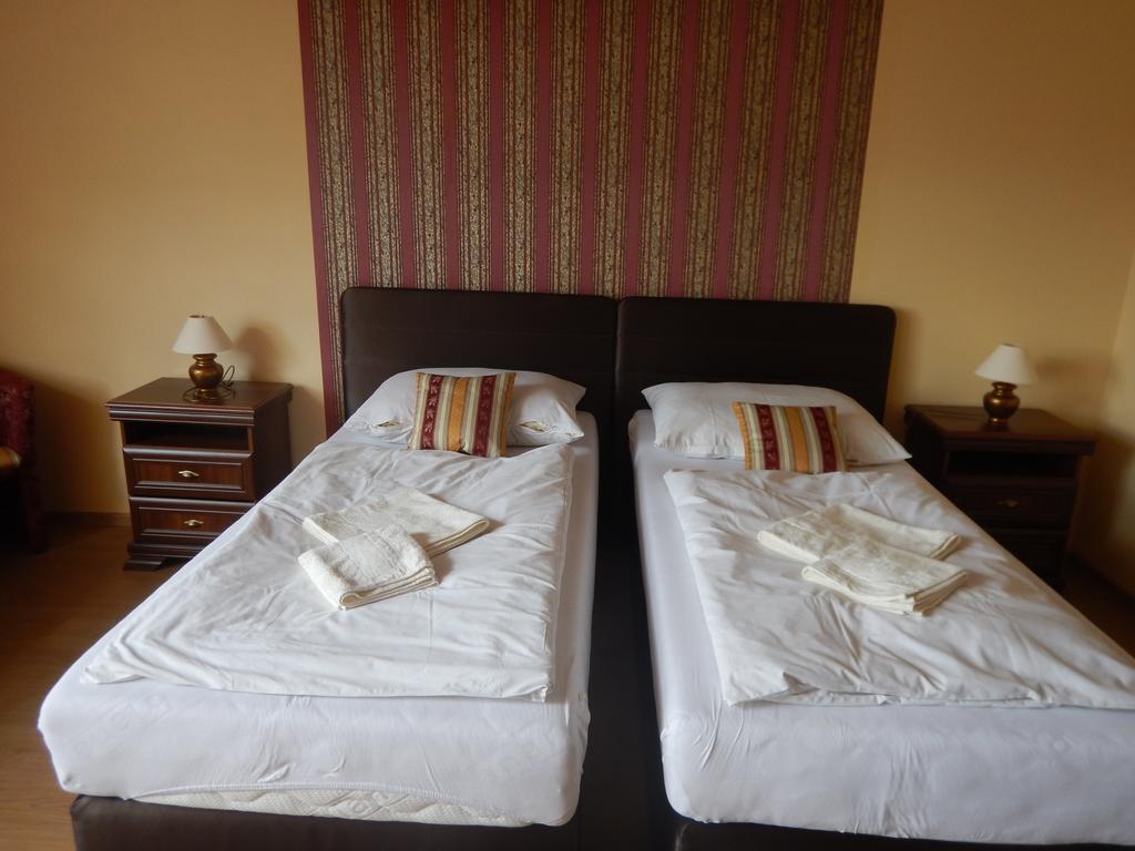 Konsky Dvor Hotell Brzotín Rum bild
